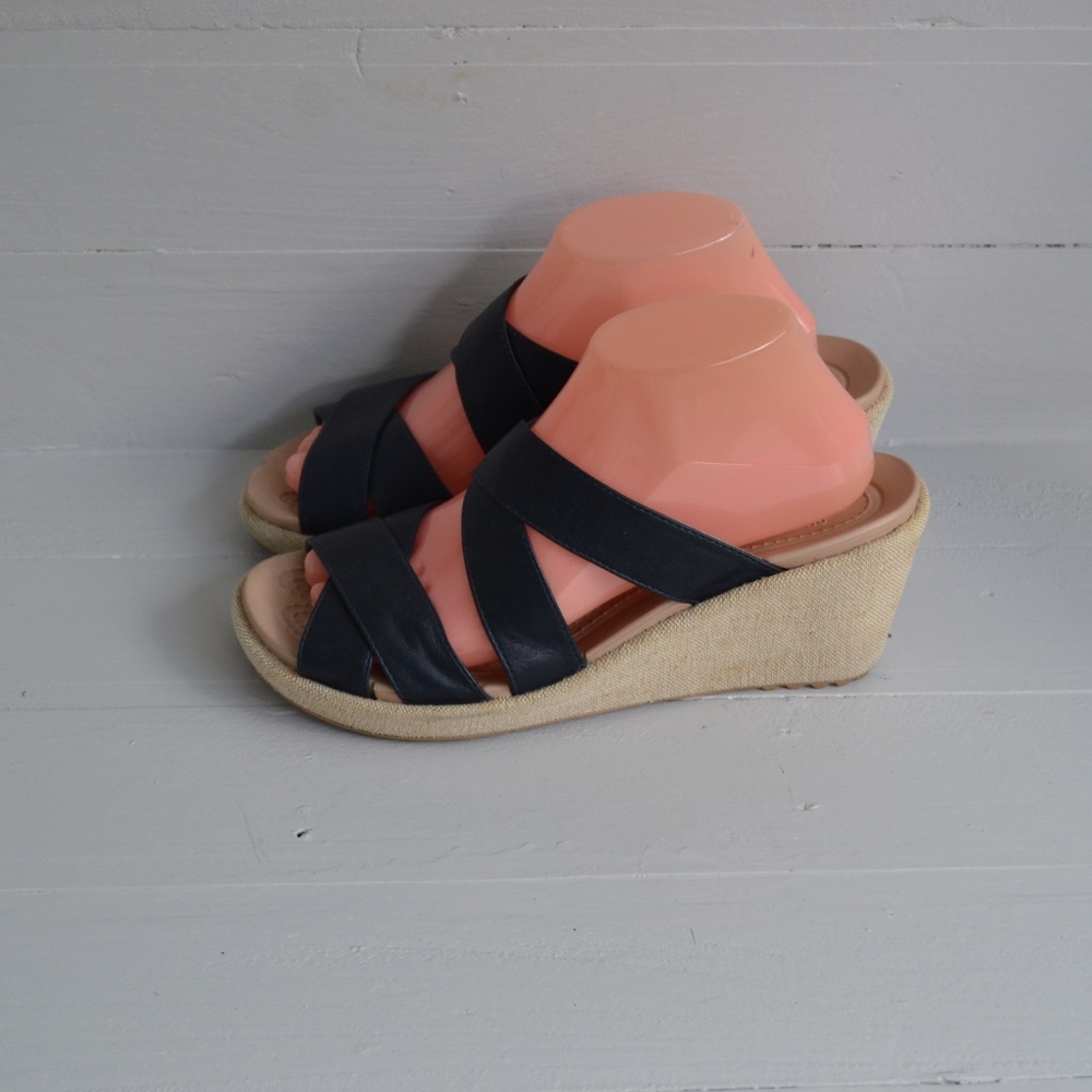 Crocs Dual Comfort Navy Sandals Women's 9 Casual Shoes Minimalist Tan